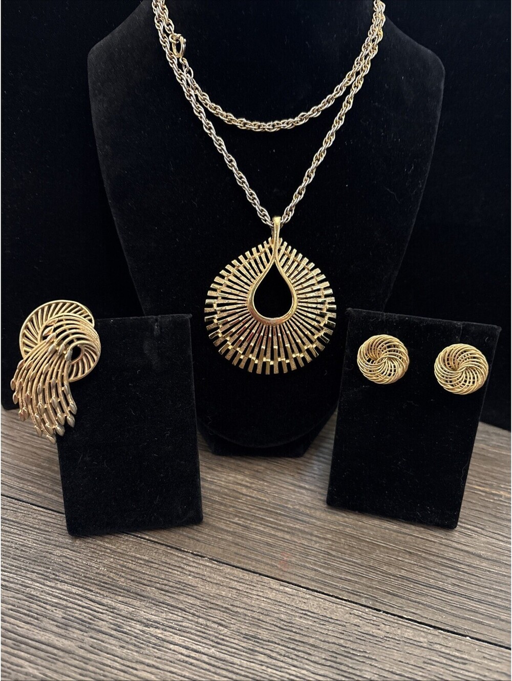 Beautiful Vintage Crown Trifari Necklace 26-32” Clip Earrings And Brooch Set - Picture 1 of 8